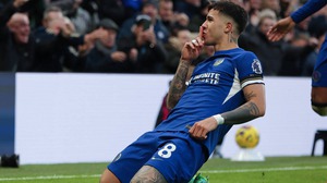 Enzo Fernandez tỏa sáng, Chelsea nhọc nhằn vượt qua Brighton trong thế thiếu người