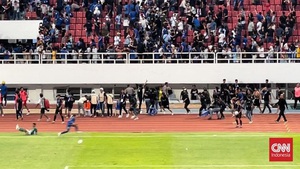 Bóng đá Indonesia lại xảy ra bạo động, một quan chức phải nhập viện 'khâu 8 mũi'