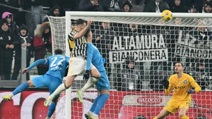 Juventus thắng sát nút trước Napoli để giành ngôi đầu bảng Serie A, gây sức ép lớn lên Inter Milan
