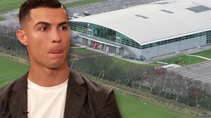 Bị Ronaldo chê bai, MU quyết tu sửa đại bản doanh