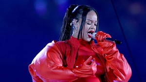 Sự trở lại ngoạn mục của bà bầu Rihanna
