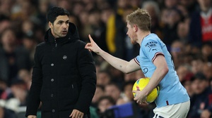 Chơi hay nhất trận, De Bruyne vẫn nhận chỉ trích vì hành vi khiếm nhã với HLV Arteta