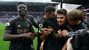 Cuộc đua vô địch Ngoại hạng Anh: Bản lĩnh Arsenal