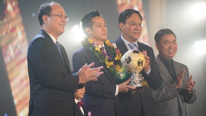 Văn Quyết và Huỳnh Như nhận Quả bóng vàng Việt Nam 2022 