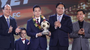 Huỳnh Như xứng đáng, Văn Quyết 'lăn tăn' với Quả bóng vàng Việt Nam 2022