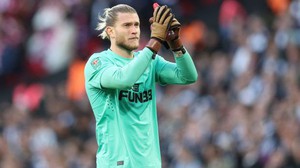 Loris Karius bị chế giễu vì dùng găng tay từ... Thế chiến thứ 2 ở trận thua MU