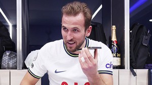 Conte gọi điện chúc mừng Kane sau khi đi vào lịch sử Tottenham