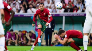 Ronaldo gần 1 năm mới đá phạt thành bàn, Messi cũng không khá hơn là bao