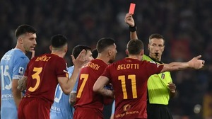 Roma lại thua derby: Ác mộng Ibanez, Mourinho lâm nguy