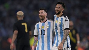 Messi lập hat-trick, vượt mốc 100 bàn cho Argentina, Ronaldo hãy dè chừng