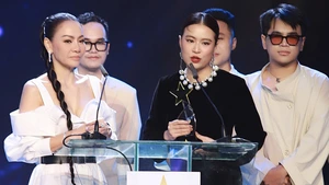 Giải Cống hiến: Hoàng Thùy Linh - MONO tiếp tục thắng lớn, Thu Minh hát live 'See tình' cực hay trên sân khấu