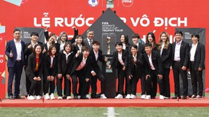 HLV Troussier cùng Mai Đức Chung dự buổi rước Cúp vàng World Cup