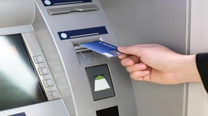 Ngân hàng Mỹ báo động vì chiêu dùng keo dán đánh cắp tiền tại ATM: Đi rút tiền mà gặp dấu hiệu này thì dừng lại ngay!