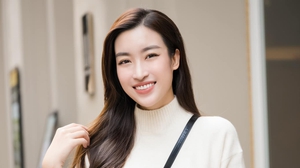 Hoa hậu Đỗ Mỹ Linh nhận quà 8/3 nhưng không phải từ chủ tịch CLB Hà Nội