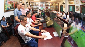 Bóng đá Việt Nam ngày 18/4: Trọng tài V-League  tập huấn trên xe VAR