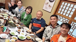 Con trai HLV Park Hang-seo khoe bữa ăn giá 35 triệu cùng Hùng Dũng, Văn Toàn, fan Việt 'chê': Đãi khách mà lại nói về tiền