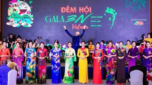 Áo dài của NTK Đỗ Trịnh Hoài Nam gây ấn tượng với các đại biểu quốc tế