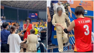 Đội trưởng tuyển bóng chuyền nữ Việt Nam bật khóc trước sự xuất hiện bất ngờ của bà ngoại