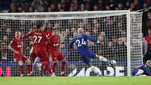 Sau khi sa thải HLV, Chelsea suýt thắng Liverpool trong trận đấu có 2 bàn thắng bị tước