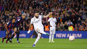 Benzema lập hat-trick khiến Barcelona 'phơi áo' trước Real Madrid ngay trên sân Camp Nou