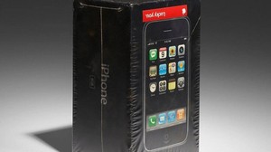 Một chiếc iPhone &quot;cổ lỗ sĩ&quot; vừa được bán gần 1 tỷ đồng - số tiền đủ để mua đứt 25 chiếc iPhone 14 Pro Max bản xịn nhất!