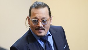Johnny Depp trở lại trong tác phẩm mở màn cho LHP Cannes lần thứ 76