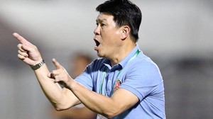 HLV V.League nổi cáu sau “bàn thắng ma”: Cứ đá với CLB Hà Nội là thua vì trọng tài