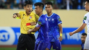 Vụ trọng tài Trương Hồng Vũ ‘bẻ còi’: V-League cần VAR nhưng VAR có đủ giải quyết vấn đề?