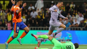 Ronaldo lỡ siêu phẩm, Al Nassr hụt hơi trong cuộc đua vô địch
