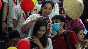 Chị em Thảo My, Thảo Vy cùng tuyển bóng rổ đến tiếp lửa cho các cô gái bóng chuyền Việt Nam đấu Thái Lan
