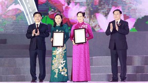 Chủ tịch Quốc hội Vương Đình Huệ trao quyết định công nhận hai bảo vật quốc gia cho tỉnh Hà Nam