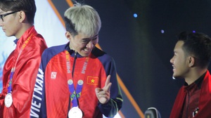Zoom 'thần thái' của tuyển thủ PUBG Mobile Việt Nam sau khi nhận huy chương, không ngại 'khè' cả đội Vô địch