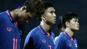 Cầu thủ U22 Thái Lan thất thần sau trận chung kết có 7 thẻ đỏ, tạo ra bức ảnh kỷ niệm 'buồn nhất SEA Games 32'