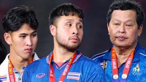 Cầu thủ Thái Lan buồn tiu nghỉu, ôm cái kết đắng sau màn khiêu khích xấu xí ở chung kết SEA Games
