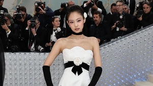 Jennie Blackpink gây sốt khi đọ sắc cùng Song Hye Kyo tại Met Gala 2023