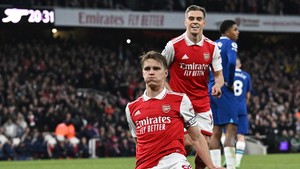 Thắng áp đảo Chelsea, Arsenal giật ngôi đầu bảng từ tay Man City, khiến Guardiola gặp áp lực cực lớn