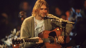 Cây guitar bị đập nát của huyền thoại Kurt Cobain được bán với giá kỷ lục