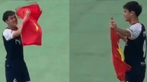 Tự hào khoảnh khắc Văn Toàn mang cờ Việt Nam xuống sân, cởi áo tặng CĐV Hàn Quốc