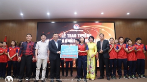 Đội tuyển nữ Việt Nam nhận 5,6 tỷ tiền thưởng sau chiếc HCV SEA Games 32