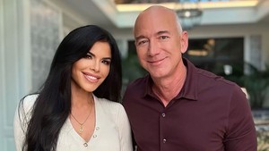 Tỷ phú Jeff Bezos đính hôn với bạn gái