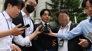 Yoo Ah In hầu tòa với hai tay bị trói, ân hận vì đã sử dụng ma túy