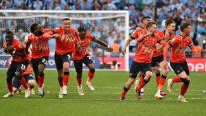 Luton Town lên Ngoại hạng Anh sau trận đấu đắt giá nhất thế giới