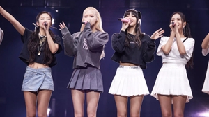 Gấu bông gắn camera theo dõi fan tặng Blackpink: Sự nguy hiểm của những món quà