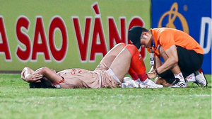 Văn Đô đang thăng hoa thì chấn thương nặng trong ngày CAHN đứt mạch thắng ở V-League