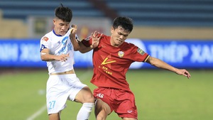 CLB TP.HCM thắng trận cầu 6 điểm, Nam Định 'báo động đỏ'