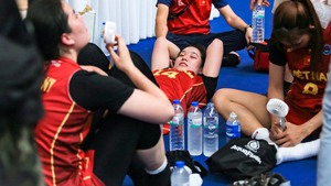 Xót xa hình ảnh nữ VĐV bóng rổ Việt Nam gương mặt đỏ ửng vì cái nóng ở SEA Games, liên tục phải chườm lạnh để tránh sốc nhiệt