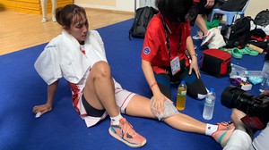 Nữ tuyển thủ bóng rổ Việt Nam chấn thương vẫn quyết giành Huy chương vàng SEA Games 32