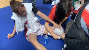 Nữ VĐV bóng rổ Việt Nam cắn răng thi đấu tại SEA Games dù chấn thương, tạo ra thành tích nức lòng người hâm mộ