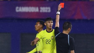 Cựu trọng tài FIFA khẳng định 11m cho U22 Việt Nam là chính xác, khó xác định U22 Malaysia phạm lỗi với Quan Văn Chuẩn