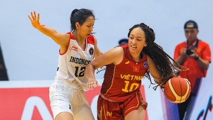 Nữ VĐV Việt kiều thi đấu lăn xả, sở hữu mái tóc xù ấn tượng ở tuyển bóng rổ Việt Nam
